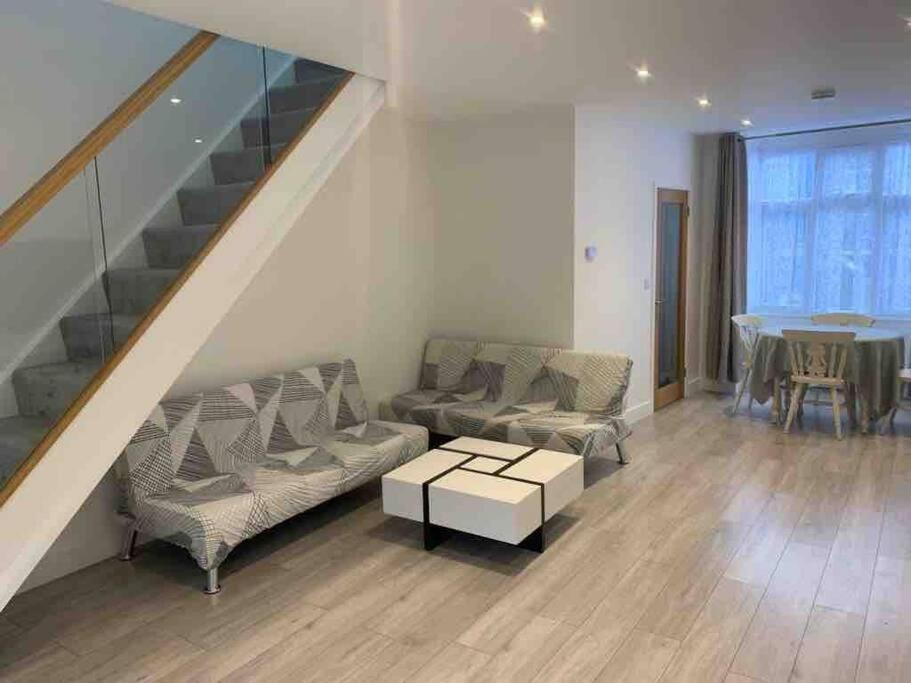 The Villas, Newly Refurbished Modern Home - Free Parking, Prime, Netflix Buckingham Extérieur photo